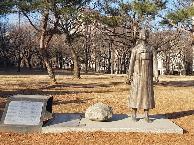 和平少女像,仁川市富平區,富平公園內。