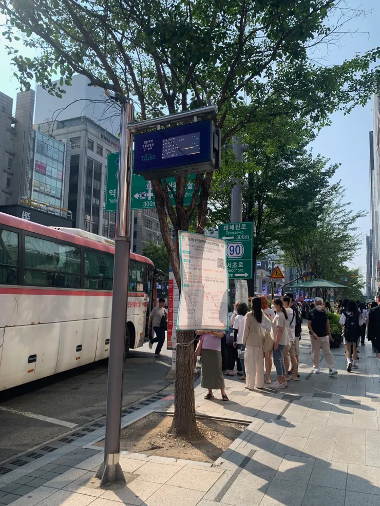 一整排公車站牌，最多人在等的，就是5002啦！前往愛寶樂園的會被標示為5002A，回程的則標為5002B。