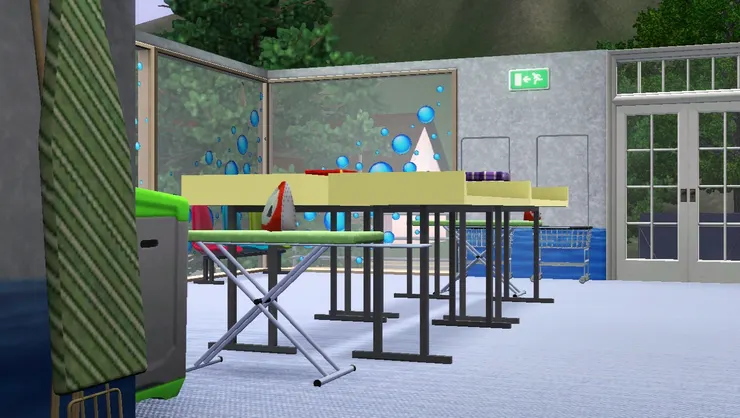 店中間除了燙衣板，還有摺衣服的桌子。