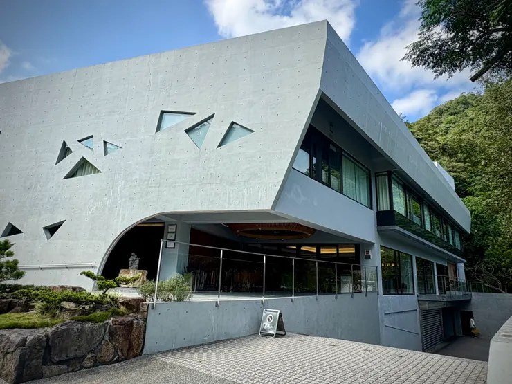 呆水溫泉，是規模挺大的溫泉飯店！設備很新很舒服，水質也很讚