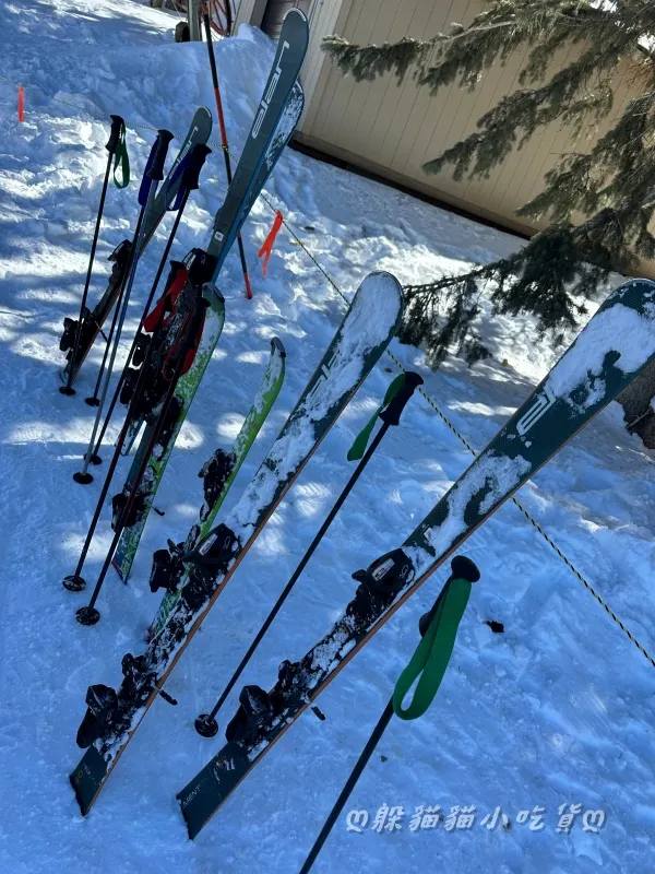 中場休息、直接把滑雪板插在原地的有趣景象~