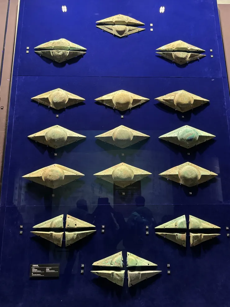 青銅眼形器:推測這是象徵著古蜀先民通過眼睛發現光明萬象,而眼睛崇拜也可能連結太陽崇拜。