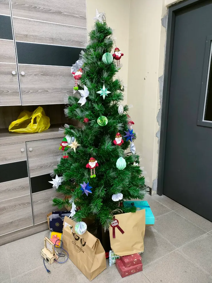 放滿交換禮物的聖誕樹