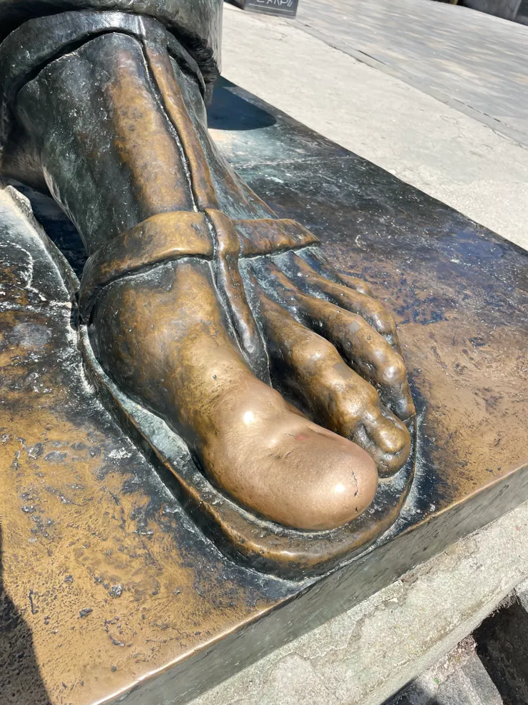 被摸到發亮的腳趾