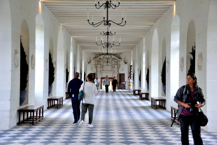 【地面層的長廊!長60M、寬6M,兩邊共有18扇長窗,1576年攝政王后凱瑟琳‧德‧梅迪西斯建,1577年為其子亨利三世舉辦慶祝活動並啟用。】