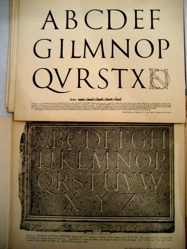 雕塑家暨字體設計師 Eric Gill 以圖拉真柱為靈感繪製的字樣。Ditchling Museum 館藏，攝影 Jeremy Keith 