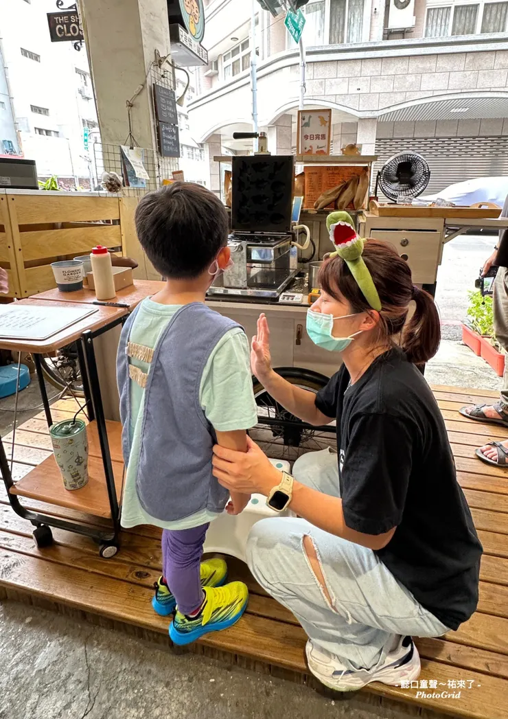 開始烤雞蛋糕之前先跟孩子提醒高溫小心。