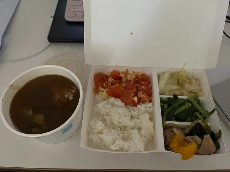 頗空虛的麻油雞便當，肉超少。