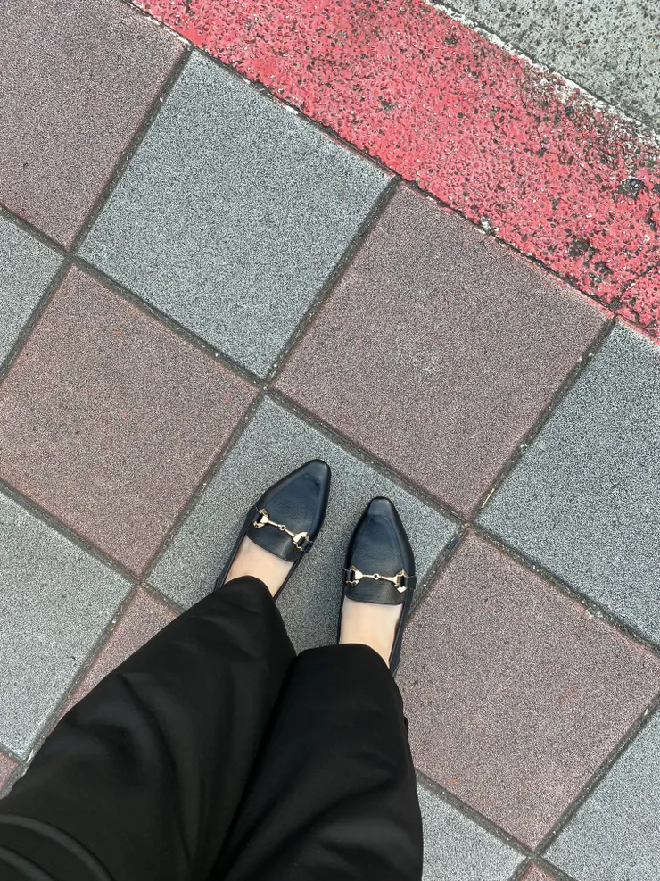 今年的預料外消費是這雙990元的真皮鞋（百貨花車促銷品），但我很喜歡，明年也請多多指教～