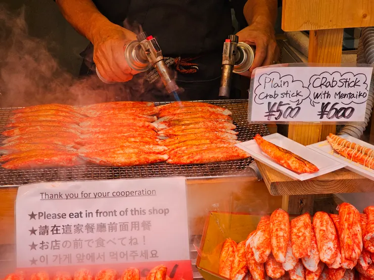 一旁小店賣著燒烤蟹肉棒,買了一根來吃
