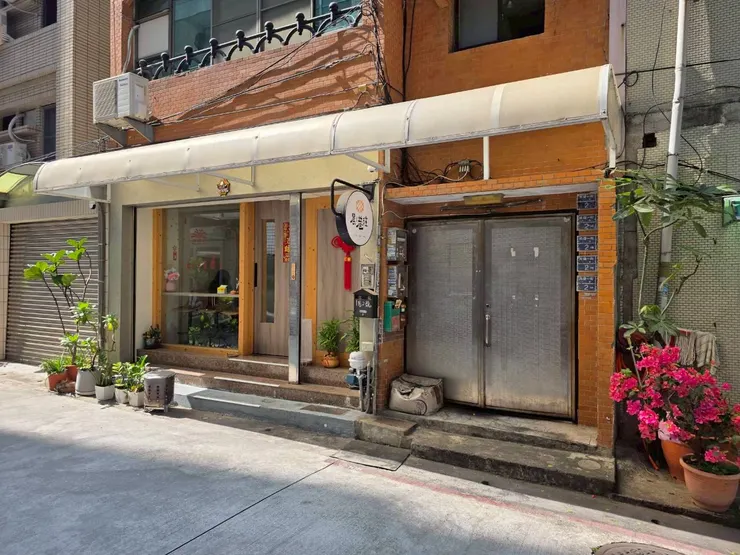 位於前金區巷子內 外觀走溫暖木質調設計