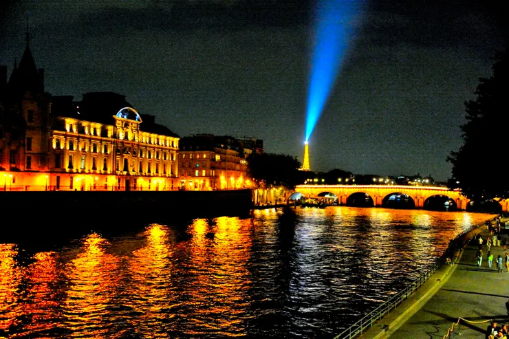 【【台灣中秋才過十六日月更圓 入夜塞納河畔追光不見玉盤！抵達市政廳附近塞納河畔，可措雲層頗厚，看不到月亮。跨河的是新橋（Pont Neuf），背景可見艾菲爾鐵塔。】