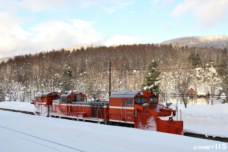 DE15形前後各連結一輛犁形除雪裝置(前頭車),在行駛過程中將積雪推到軌道旁邊/雪351レ 塩狩