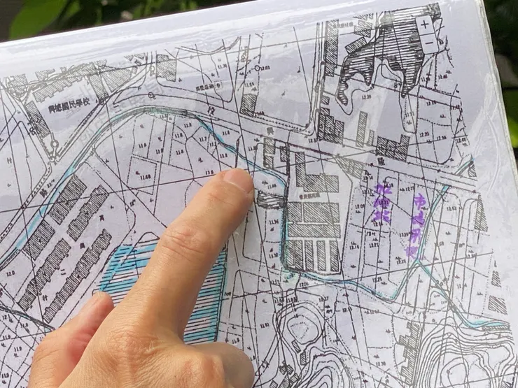 從地圖上可清楚見到水流穿過社區，來到興隆路二段220巷1號附近，這裡有排水道的維修孔