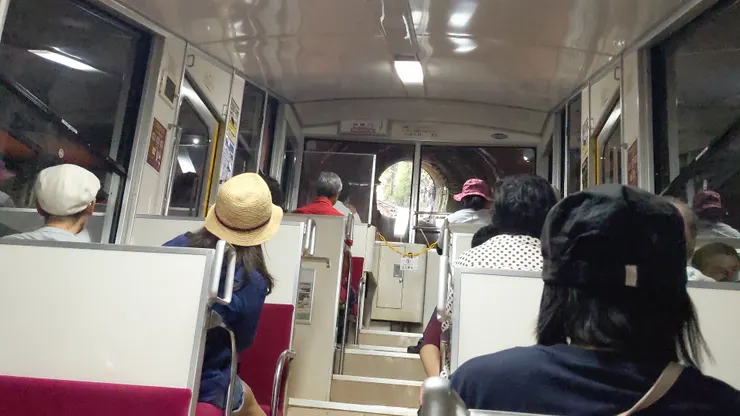 電車上山進山洞