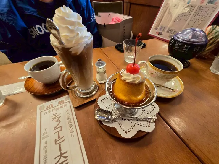 由左到右｜忘了(可能是一般黑咖啡?)、咖啡歐蕾、布丁、哥倫比亞咖啡