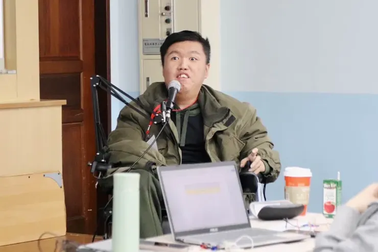 ▲	營隊總召伯謙講解Podcast節目風格定位，引導學員打造獨特聲音品牌。