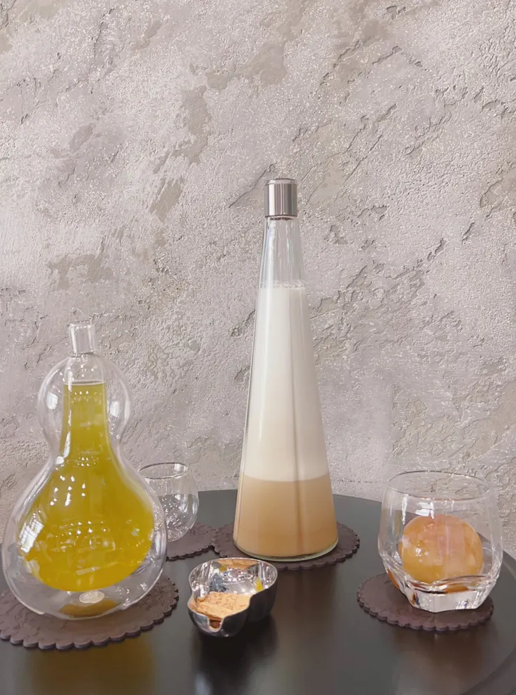 葫蘆形狀的茶壺裝著熱的高山茶(附方塊酥)，還有好喝的鐵觀音歐蕾。