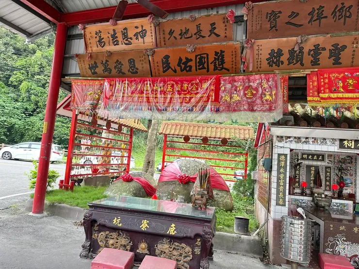 石爺石娘的位置就在土地公（圓石伯公）旁建座，上方很多匾額