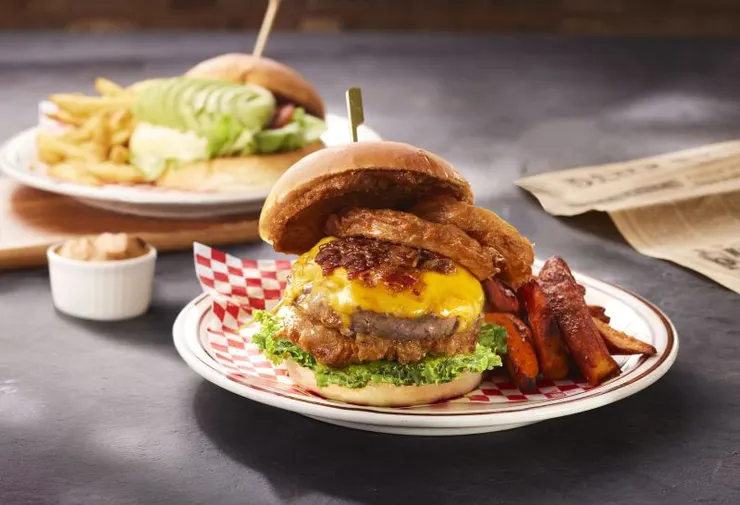 ▲樂子the Diner 台中向上店開幕首三日推出限定優惠，每日前30名點購任一漢堡品項，即可享第二顆漢堡半價。