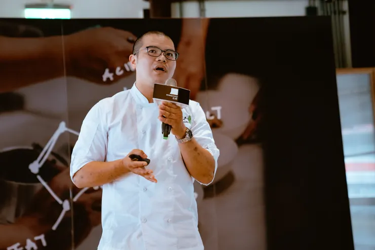 薛永鴻回憶工作以來面臨最大的挑戰，是餐廳改做全素的轉換時期。