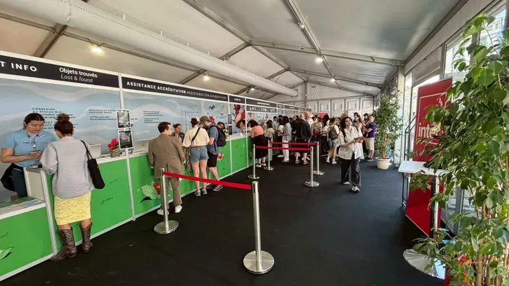 Bonlieu 外的影展服務台／Jesse 攝影