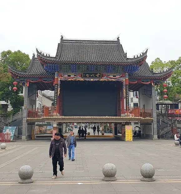 中間的大廣場有古代的戲台