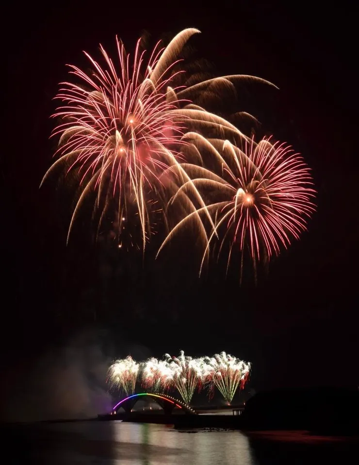 看我拍的煙火照片多麼浪漫!