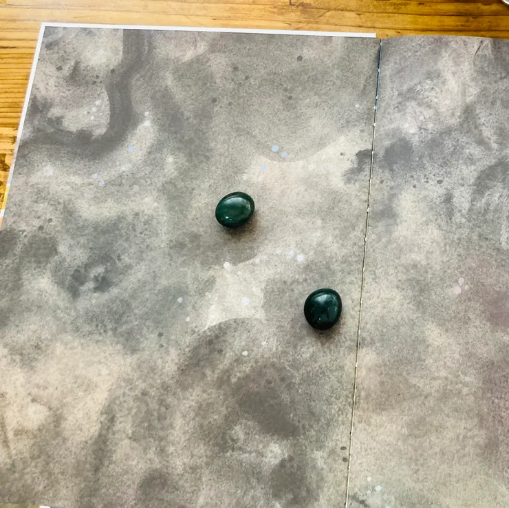 當我們尚未認出屬於自己的那顆石頭時，石頭是黑的。