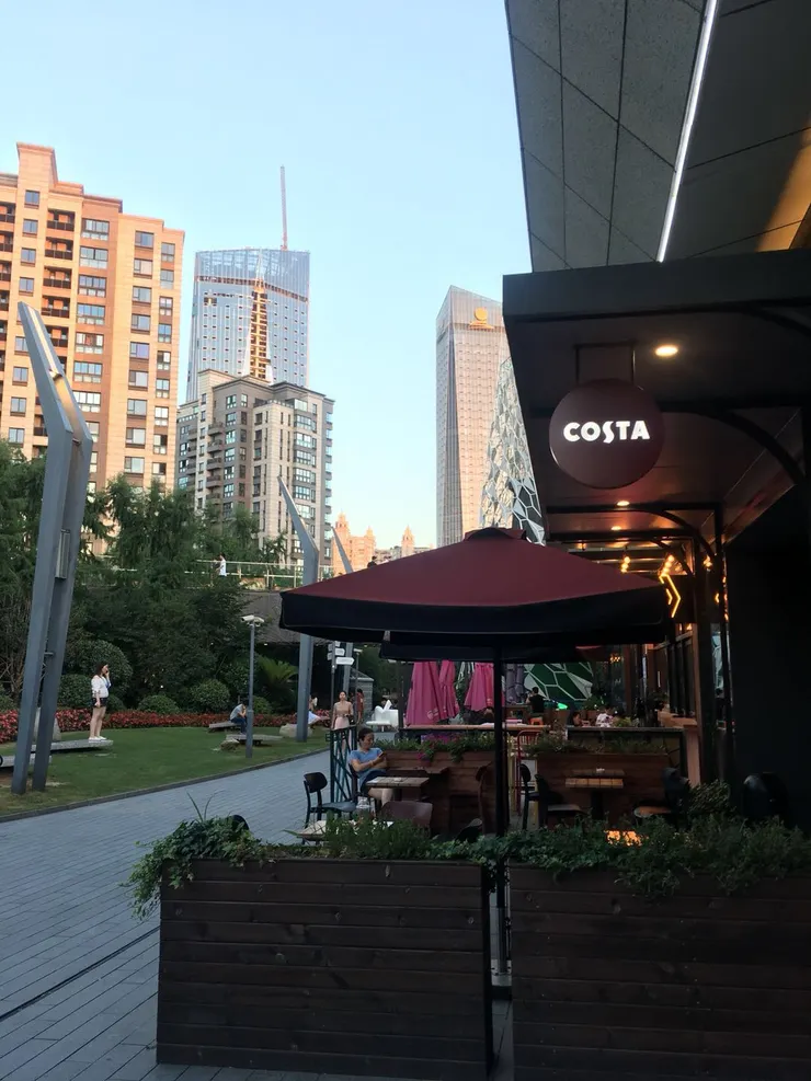 上海街頭隨處可見來自英國的COSTA，很多台灣人第一次喝才發現，原來世界連咖啡品牌都早已更新。 而台北，還困在同一批老連鎖店裡。