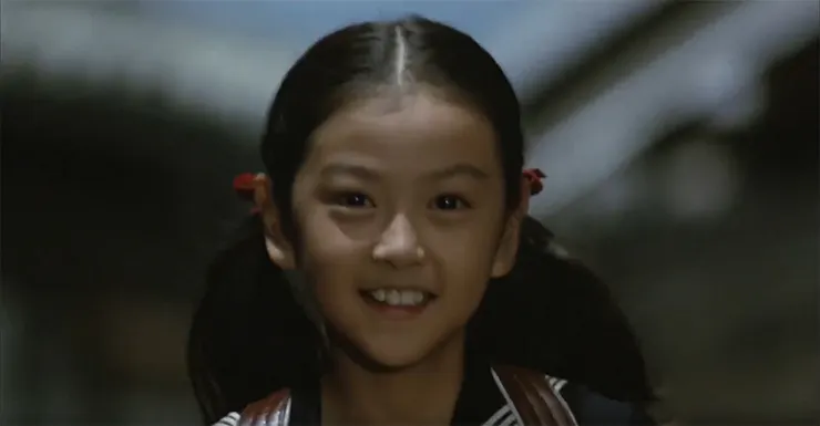 十年後綾子（高橋香織 飾）念書了，在學校還當了班長。