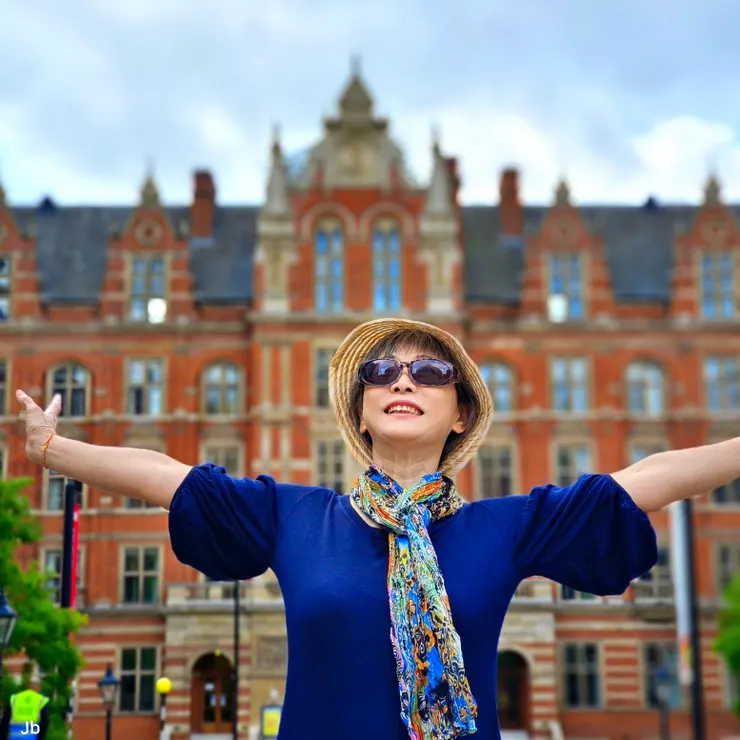 【紅磚陶土都鐸式煙囪舉目可見，驚艷文藝復興的皇家音樂學院！背景為皇家音樂學院。】