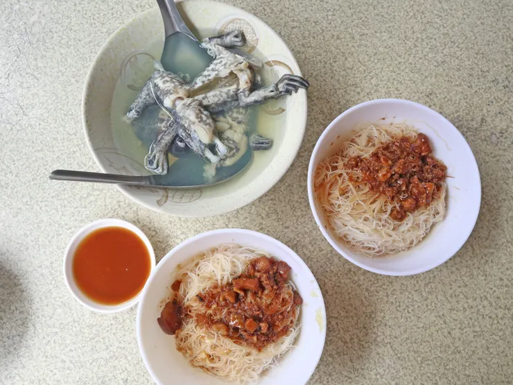 高雄 灣中街「蒜頭田雞湯」和乾米粉。