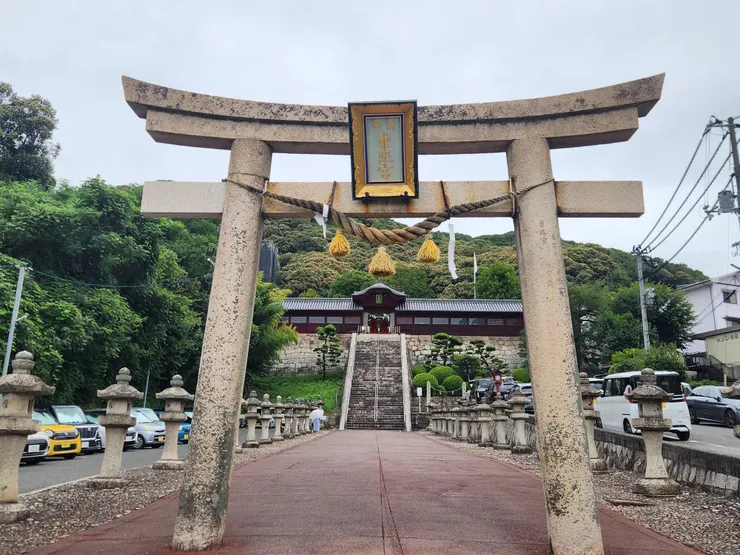 入口處的鳥居，正門附近也能停單車