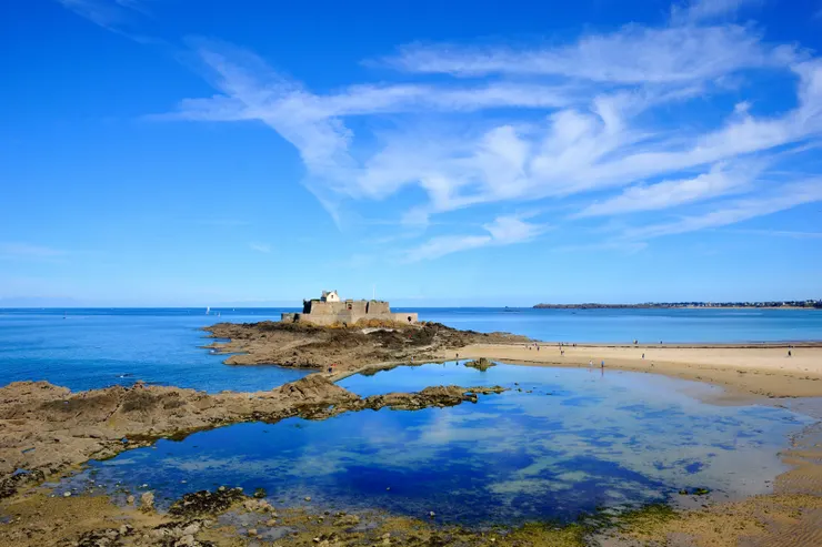 【位居防禦最前端的國家堡，很吸引遊客目光，它於17世紀建在一座潮汐島上，退潮時才走得過去。】