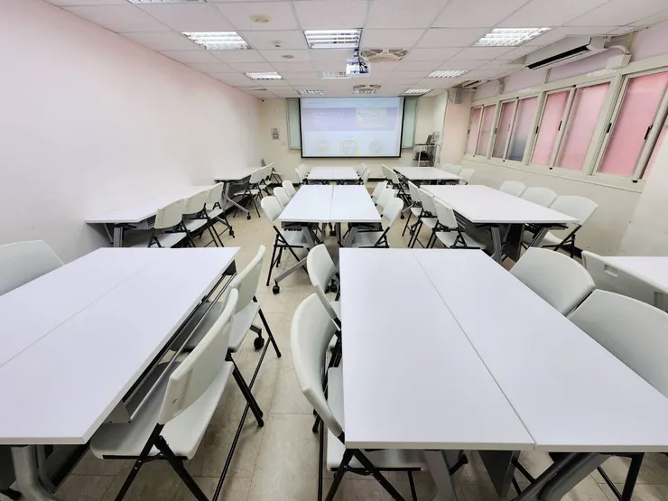 北車站前許昌光南A教室介紹 台北火車站場地租借  分組型 教室燈全開的樣子