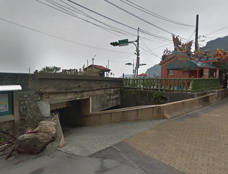 從南子吝漁港停車場到南雅社區，可以走穿越道比較安全。