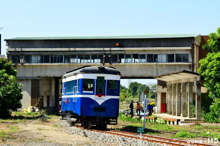 除了拍攝車輛特寫,不妨將後方的號誌樓一起納入構圖