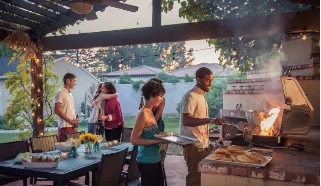 美國人放假日很喜歡聚在一起燒烤。