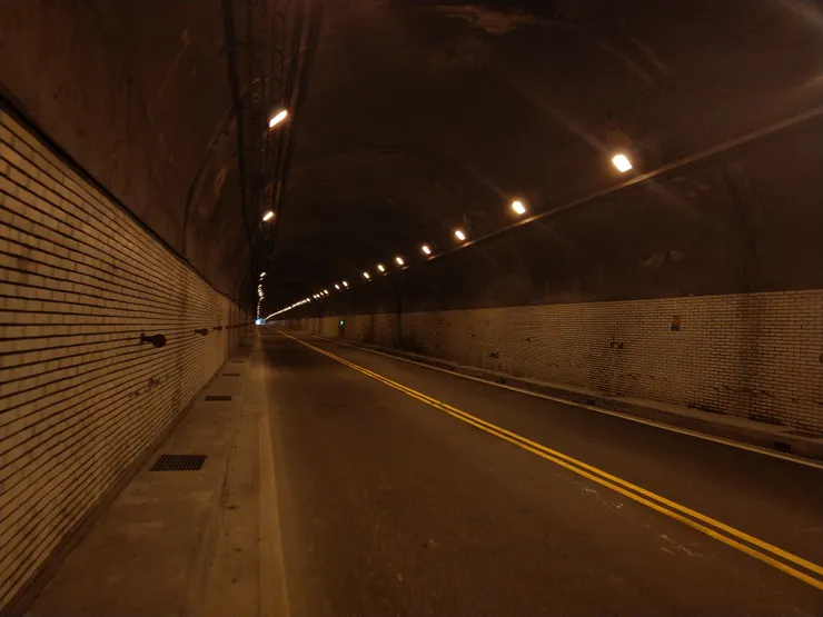 和仁隧道有排水設施，且無吊掛管線，車多時，走在水溝蓋上較安全（783公尺）。