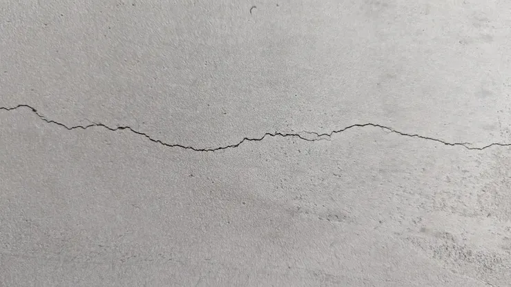 「要怎麼欣賞一道裂縫?」是我很常出給學習者的一個簡單功課,可以討論、描述、想像、解釋,但我一定會叫大家在活動後或課程上,「靜想」這個問題。並且,「不用把答案講出來」。高階一點的課程裡,我會要求學習者做「不要得到答案」的靜想練習。