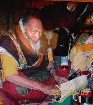 图：3. 阿旺班玛南加法王正在他写给三世多杰羌佛的祝贺信上盖法王印。
