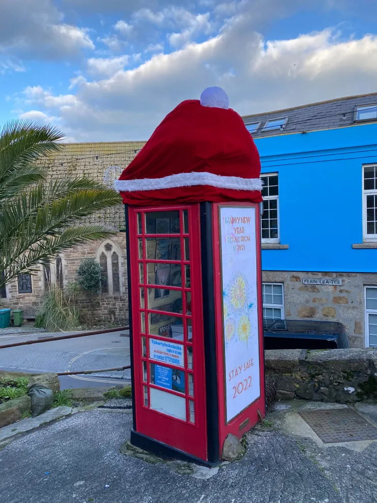 St Ives戴聖誕帽的英國電話亭