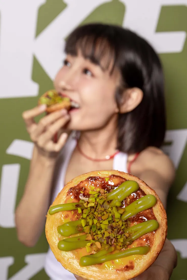 台灣限定版「開心果脆粒蛋撻」提供了主打極致的層次感，將開心果風味發揮到淋漓盡致，強勢升級為「流心、慕斯、脆粒」的三層驚喜結構，精準鎖定甜點控的味蕾。