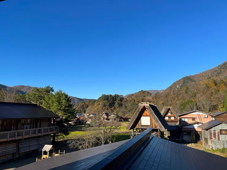 左邊這棟是公民會館，抱抱就在遊樂器材和會館之間