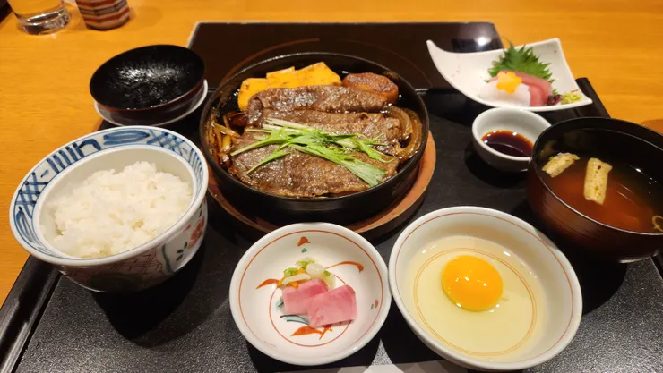 會議結束後，帶客戶去吃壽喜燒。