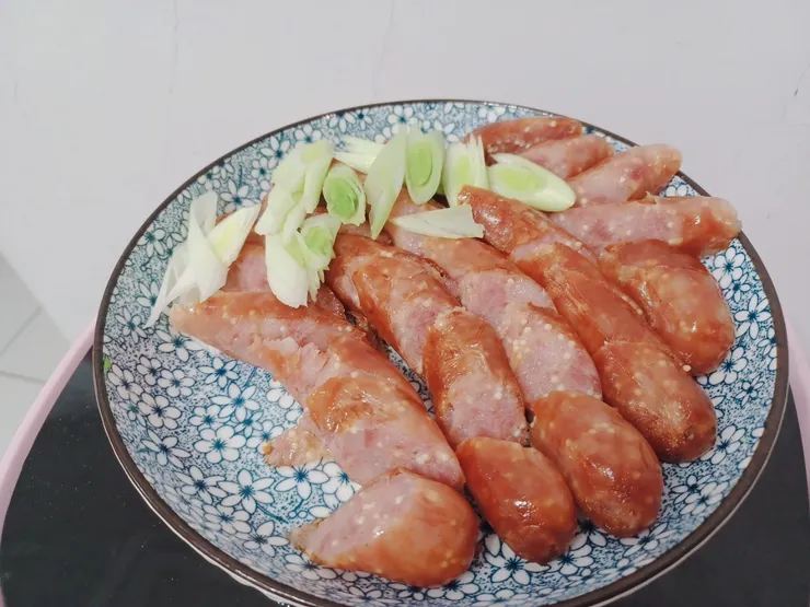 香腸中充滿飛魚卵，色香味俱全的一道料理