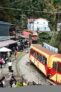 兩列車交會等待調車