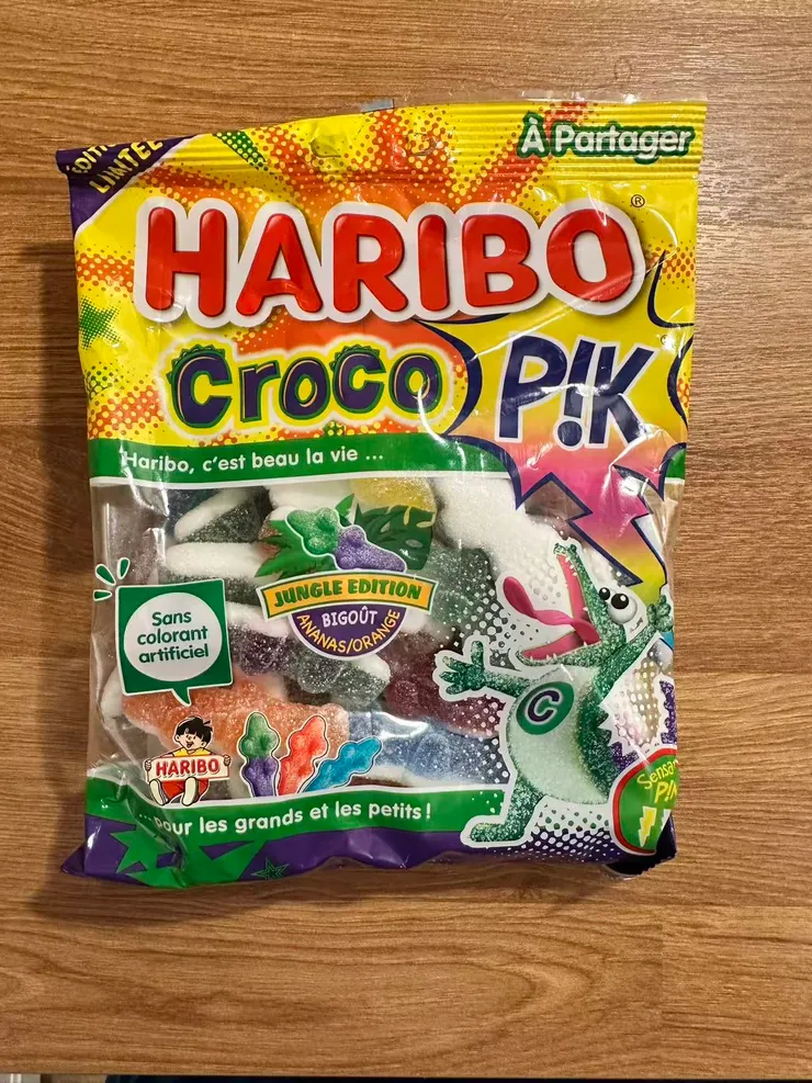 超市買的鱷魚形狀糖果，以前很喜歡小熊軟糖，大概也是這個牌子吧？