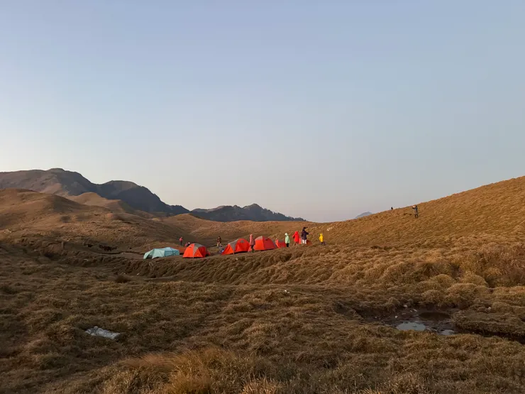 拔營前的營地。